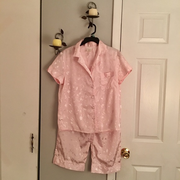 LUXURY 2 pc soft silky soft peach Like New condition High Quality pajama set - Picture 2 of 3